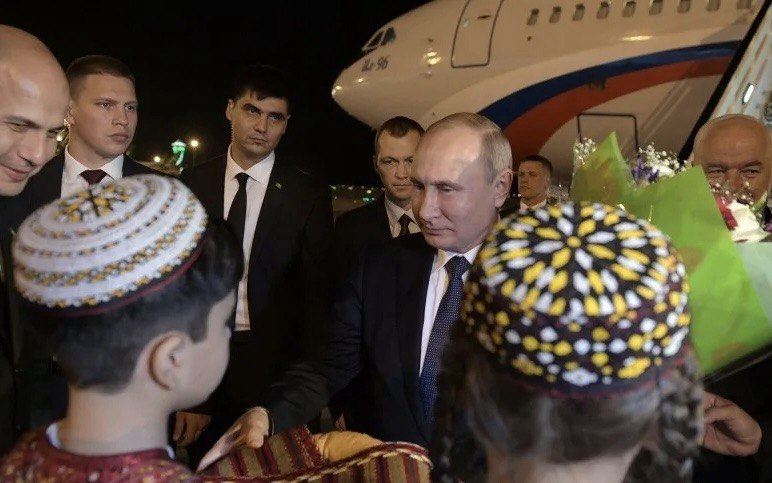 Путин начал визит в Туркмению для участия в форуме мира и доверия
