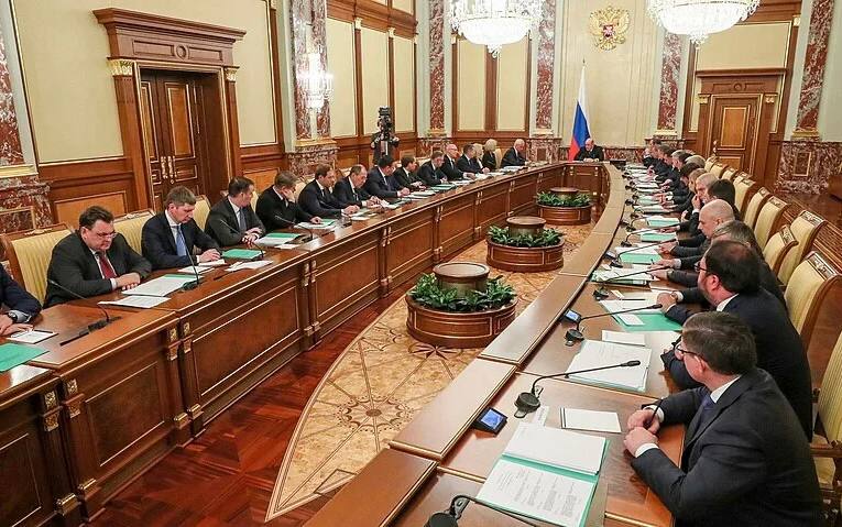 Правительство РФ выделит более 9,5 млрд рублей на зарплаты и социальные расходы