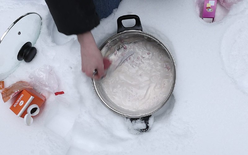 Мороженое прямо в сугробе: как приготовить десерт на морозе