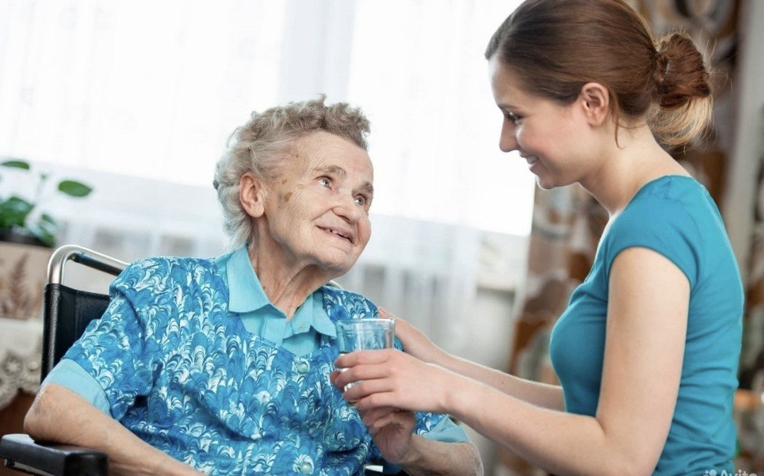 Уход за пенсионерами 80+: сколько платят и как засчитывается стаж