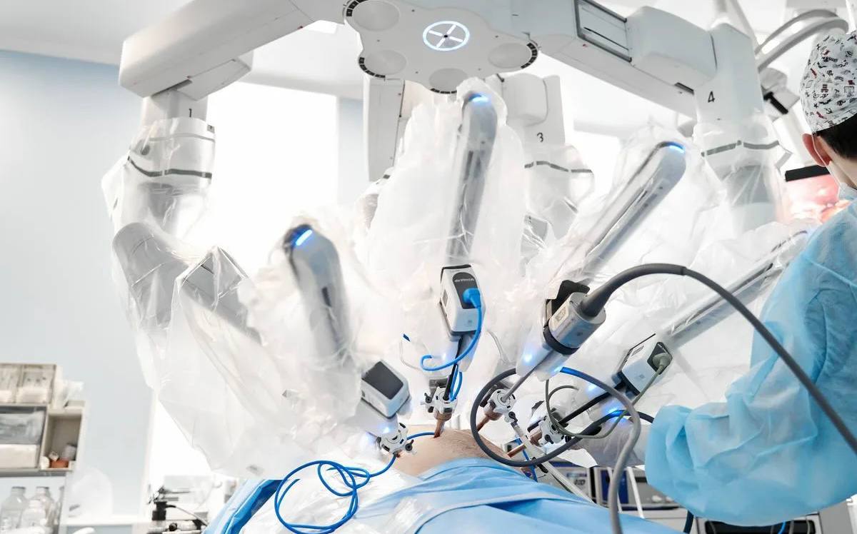 Первый российский робот хирург допущен к применению в клиниках