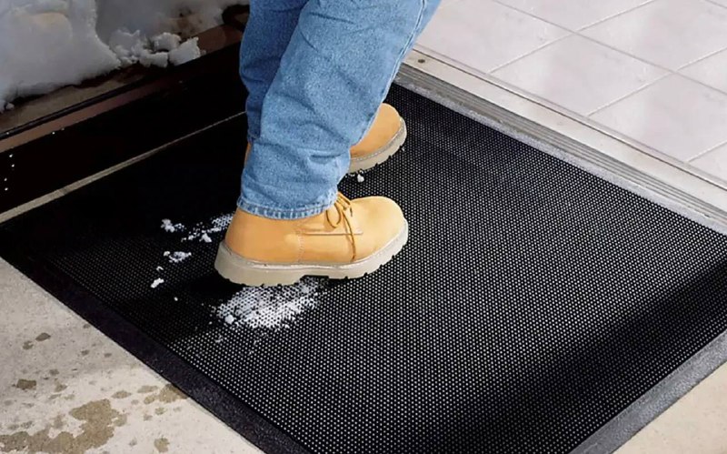 Эффективные способы удалить разводы реагентов и соли с обуви, одежды и ковров