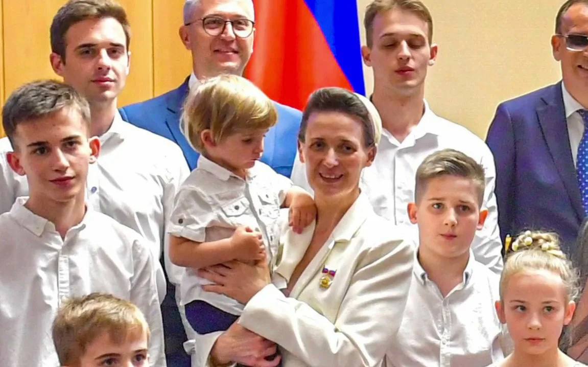 Пенсии матерей-героинь в России могут превышать 100 тысяч рублей