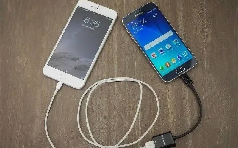 Можно ли зарядить смартфон от другого: коротко о главном